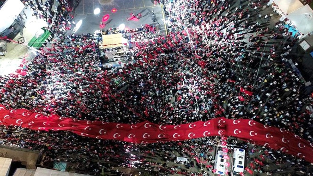Vatandaşlar 15 Temmuz Nöbeti İçin Meydanlarda