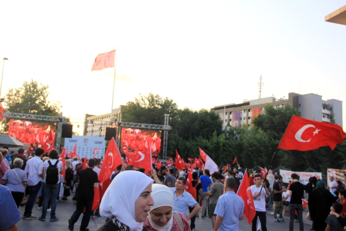 Vatandaşlar, Anma Etkinlikleri İçin İstanbul Emniyet Müdürlüğü Önünde Toplanmaya Başladı