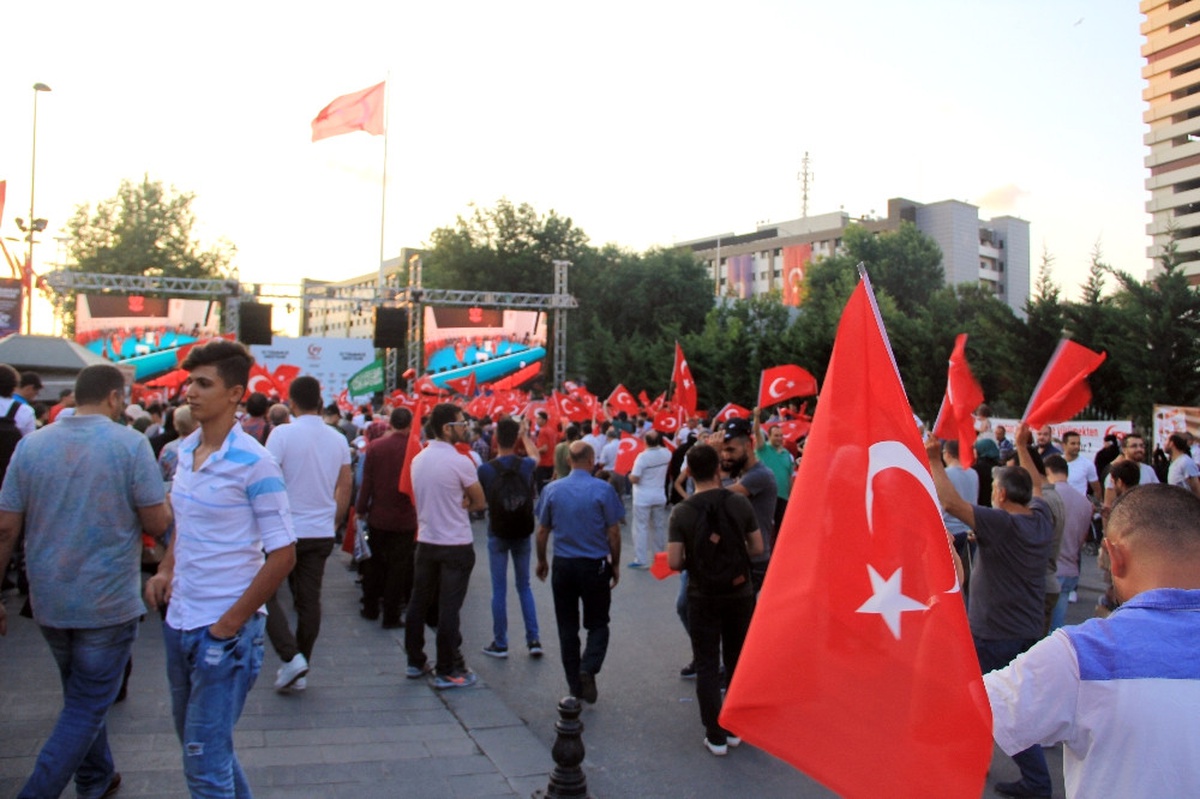 Vatandaşlar Istanbul Emniyet Müdürlüğü Önünde Toplanmaya Başladı