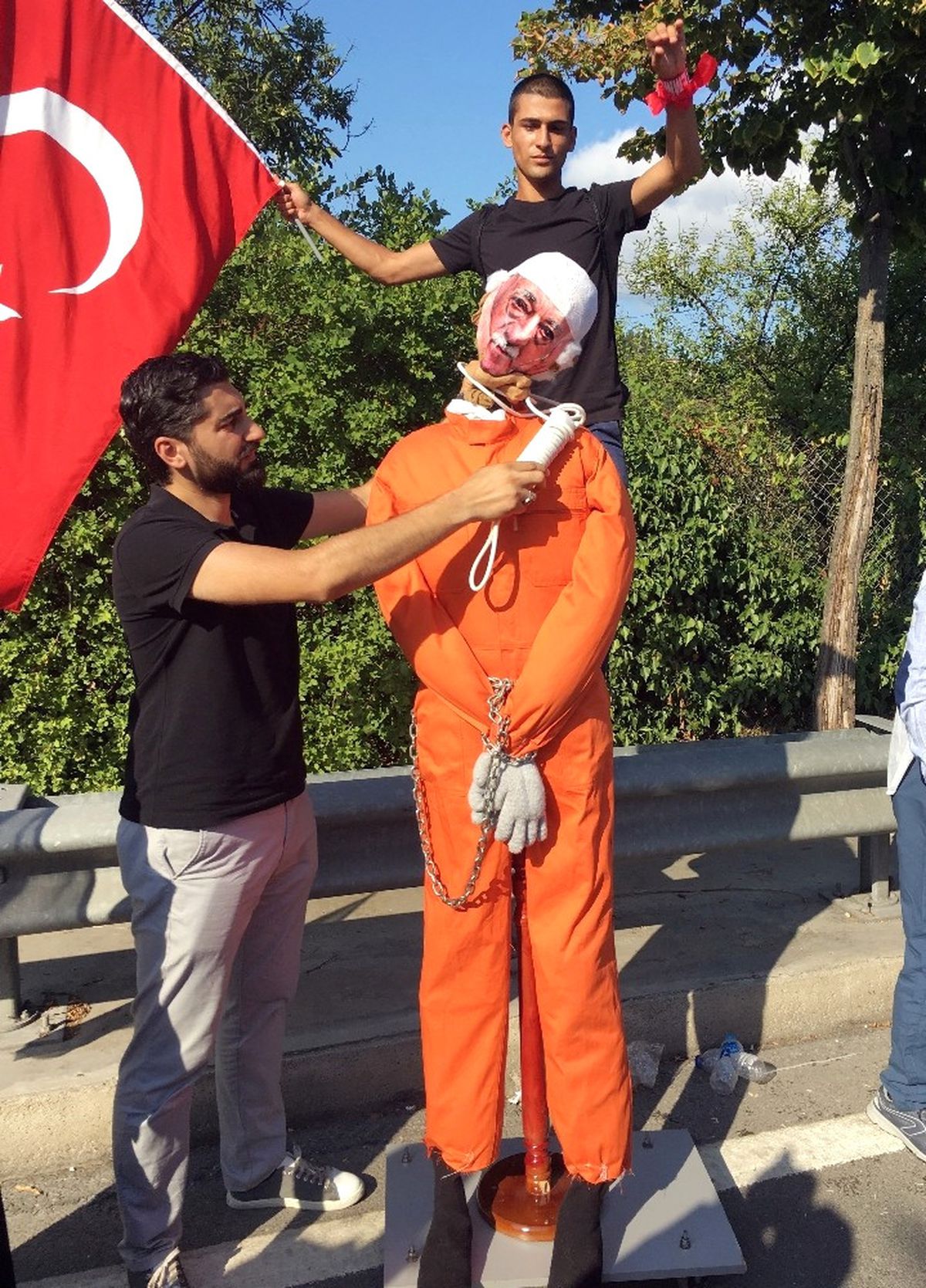 Yürüyüşte Fetullah Gülen\'in Boynuna Urgan Geçirilen Kuklası Dikkat Çekti