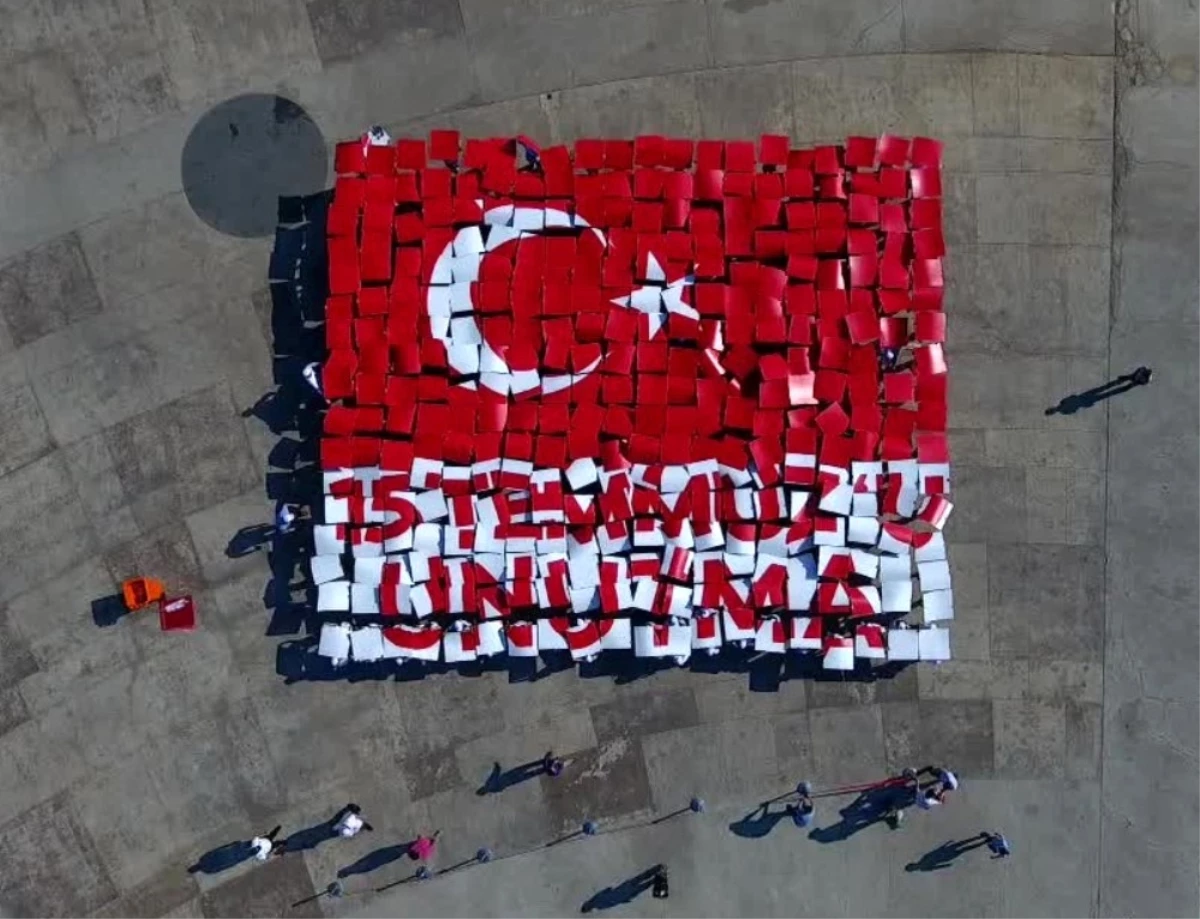 Yüzlerce Minik Öğrenciden 15 Temmuz Temalı Canlı Resim