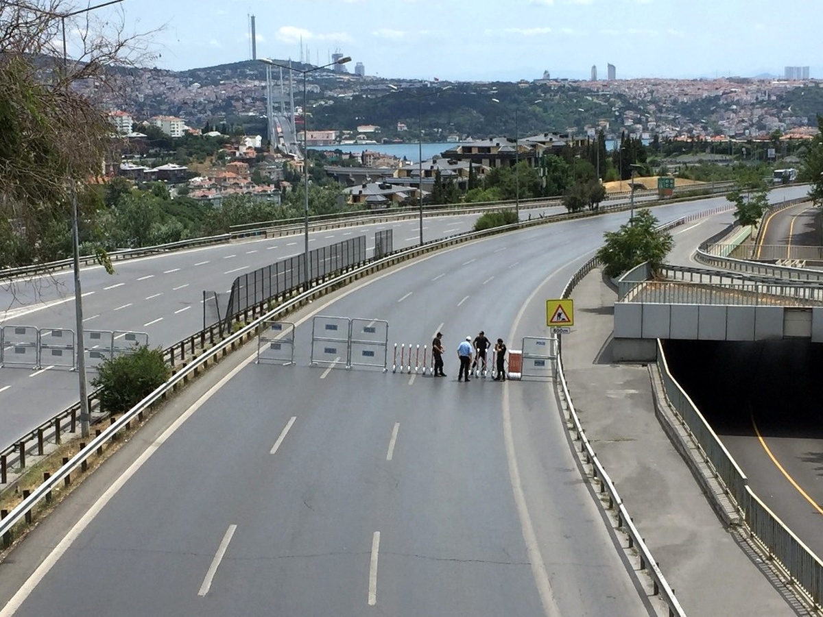 Zincirlikuyu\'da Toplanan Kalabalığın Köprüye Gitmesine İzin Verilmedi