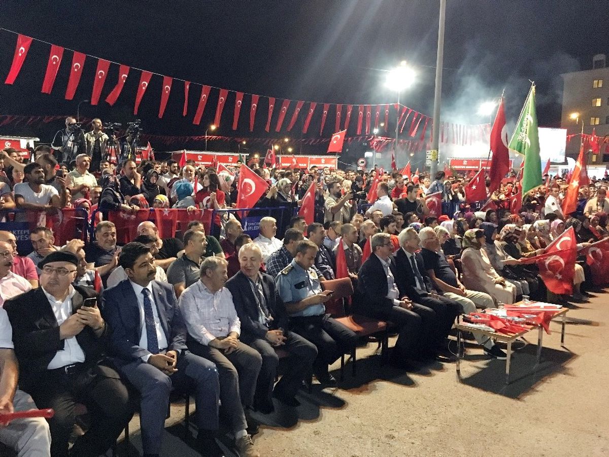 15 Temmuz\'da Binlerce Sancaktepeli Demokrasi Nöbetinde