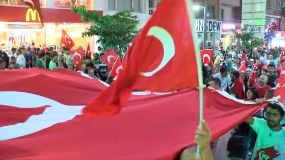 15 Temmuz\'da Vatandaşlar Meydanlara Akın Etti