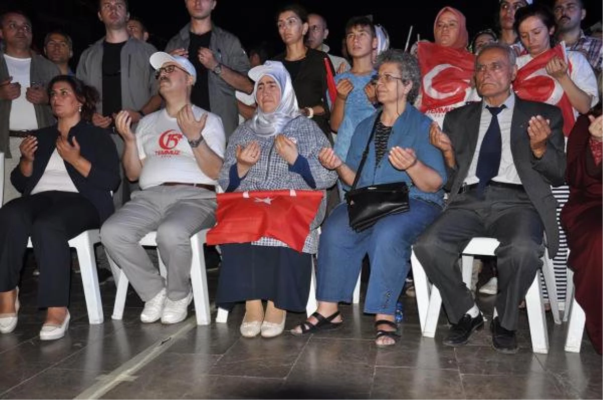 15 Temmuz Kutlamasında Şehit Polisin Annesi Baygınlık Geçirdi