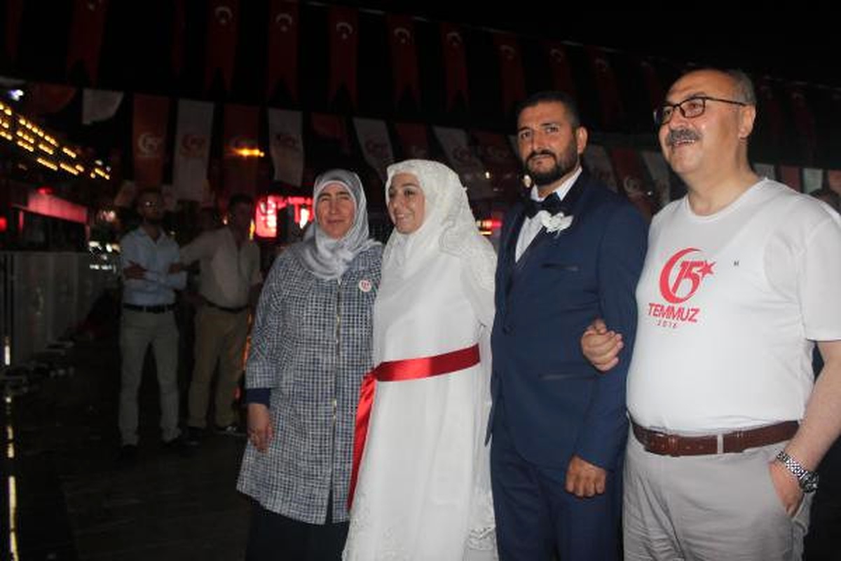 15 Temmuz Kutlamasında Şehit Polisin Annesi Baygınlık Geçirdi (2)