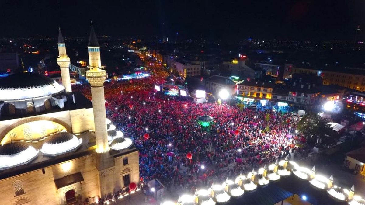 15 Temmuz\'un Yıldönümünde Binlerce Kişi Mevlana Meydanı\'na Akın Etti