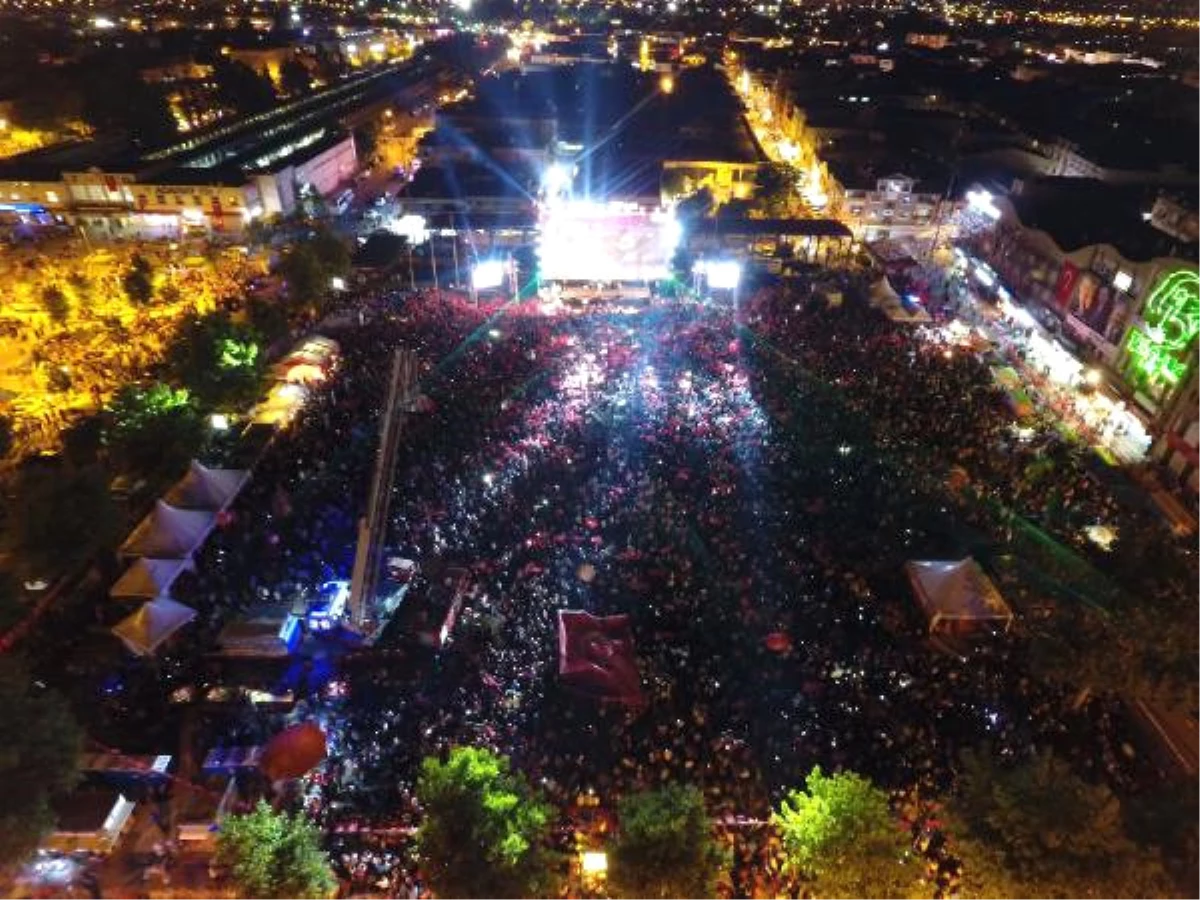 Adapazarı\'nda Binlerce Kişi Demokrasi Meydanı\'nda Toplandı