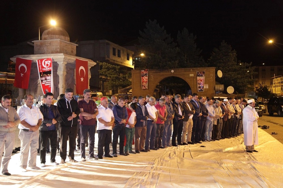 Ahlat\'ta Sabah Namazı Meydanda Kılındı
