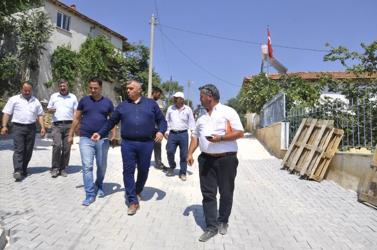 Akhisar\'da 50 Bin Metrekarelik Kilit Parke Taşı Çalışması