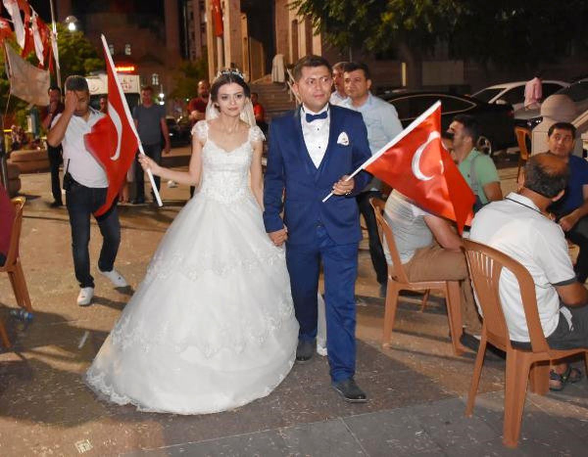Aksaray\'da 15 Temmuz Anma Etkinliklerinde Gelin Damat Sürprizi