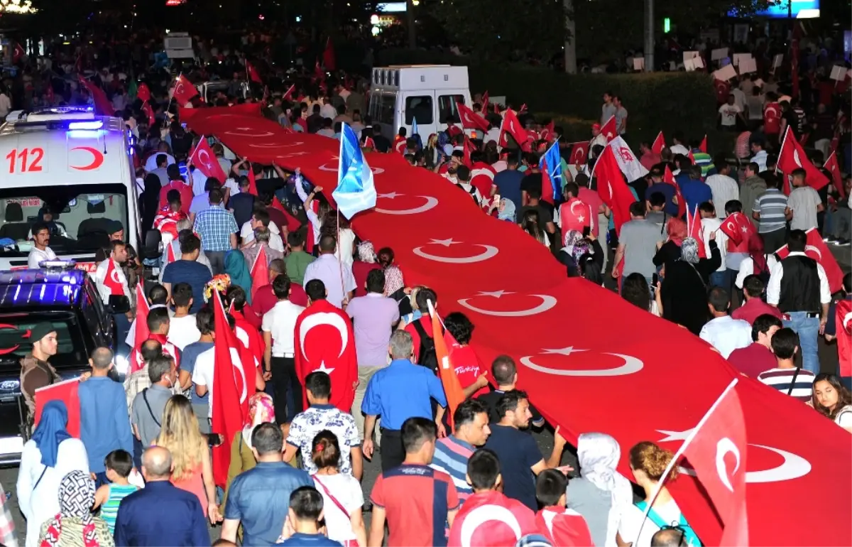 Ankara\'da Dev Türk Bayrağı Eşliğinde "Milli Irade\'ye Saygı Yürüyüşü"