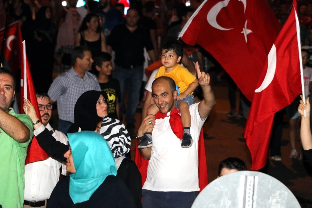 Antalya\'da On Binler Demokrasi Nöbeti İçin Meydanları Doldurdu