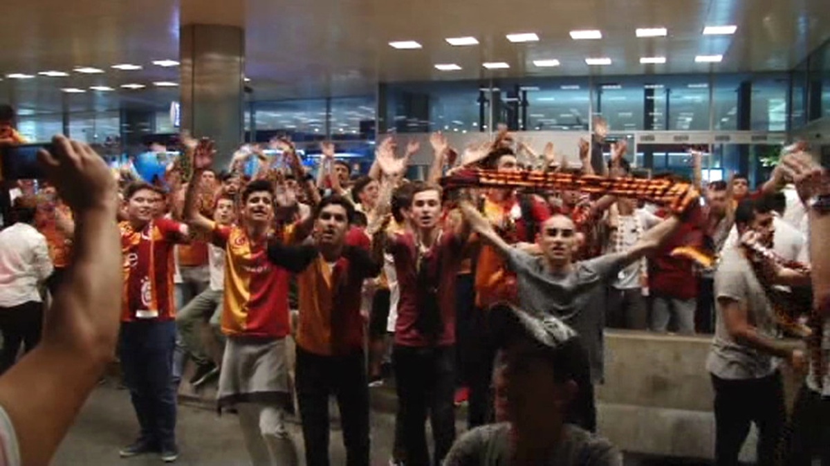 Atatürk Havaalanı\'nda Galatasaray Yönetimine Protesto