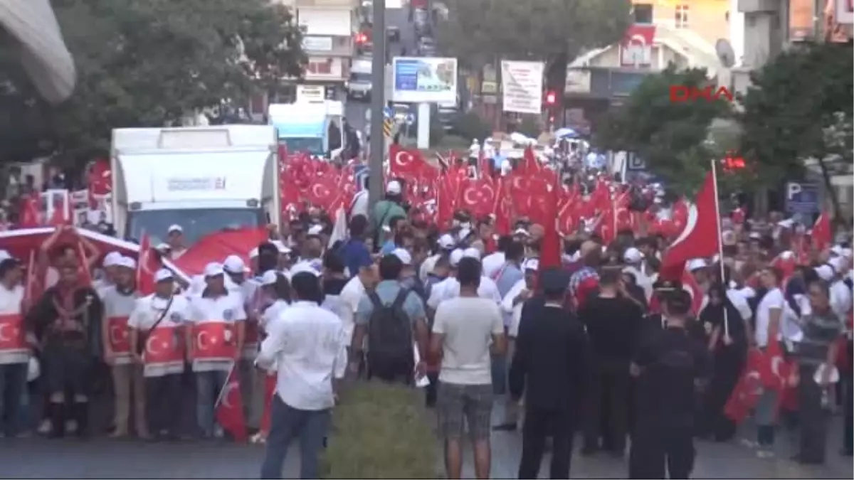 Aydın 15 Temmuz Kutlamasında Şehit Polisin Annesi Baygınlık Geçirdi