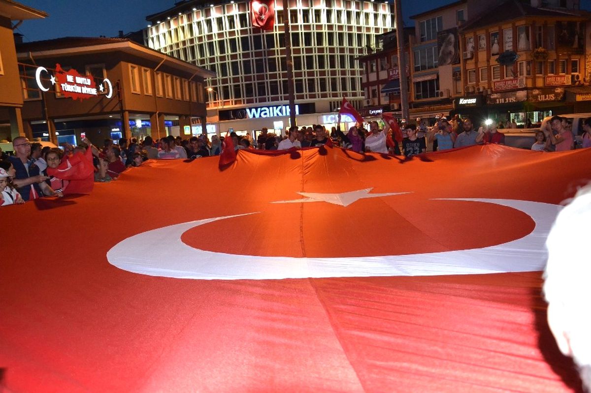 Balıkesir\'de On Binler Sokağa Döküldü
