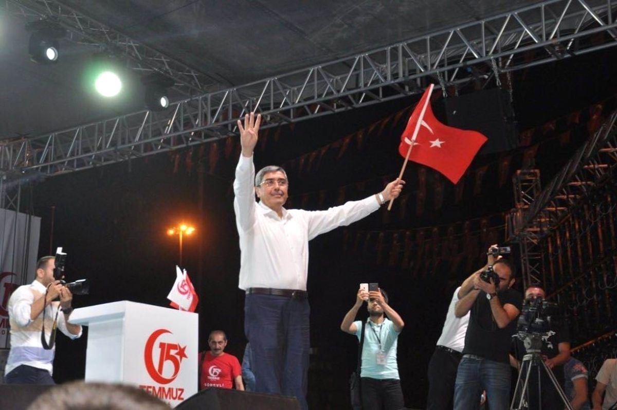 Başkan Özkeçeci\'de Demokrasi Meydanında