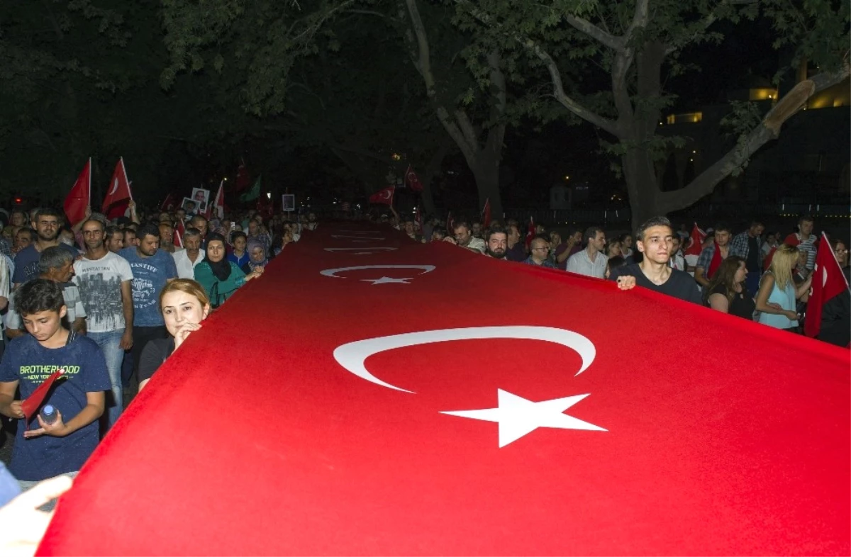 Başkent\'te Dev Türk Bayrağı Eşliğinde "Milli İrade\'ye Saygı Yürüyüşü"