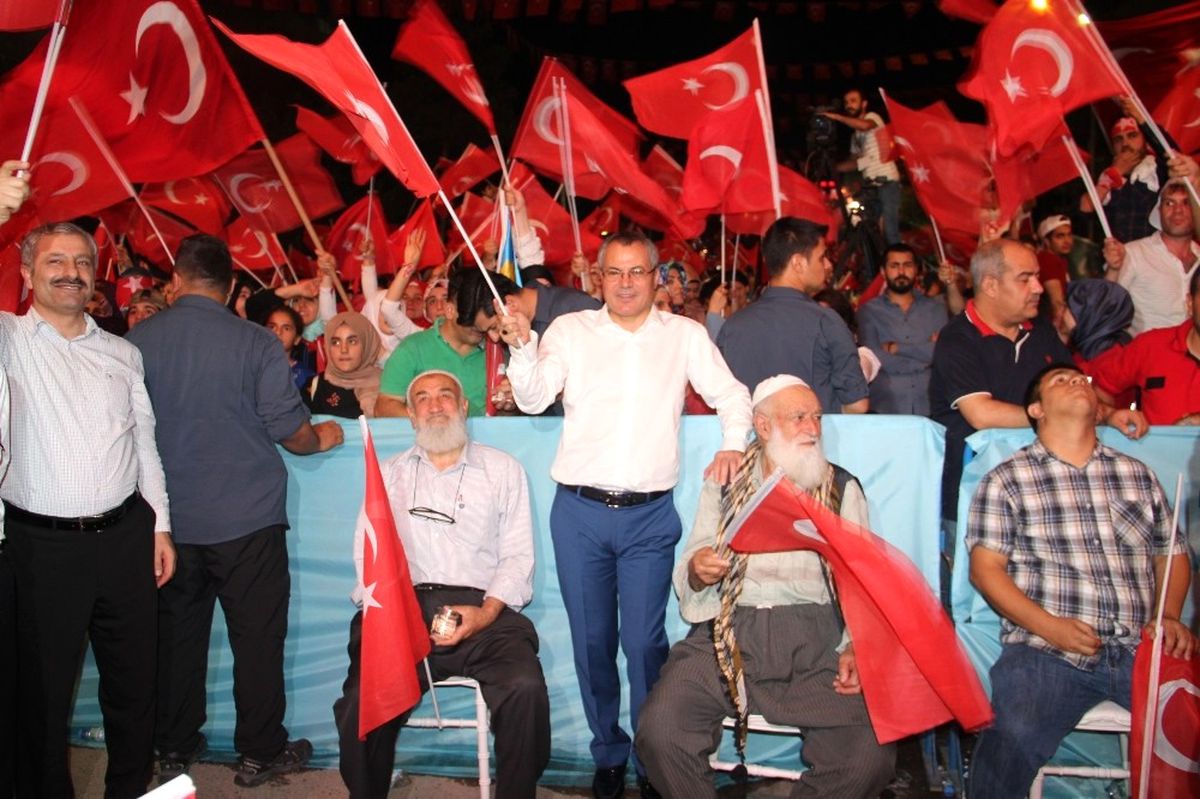 Batman\'da "Demokrasi Milli Birlik Günü" Etkinliğinde Vatandaşlar Alanı Doldurdu