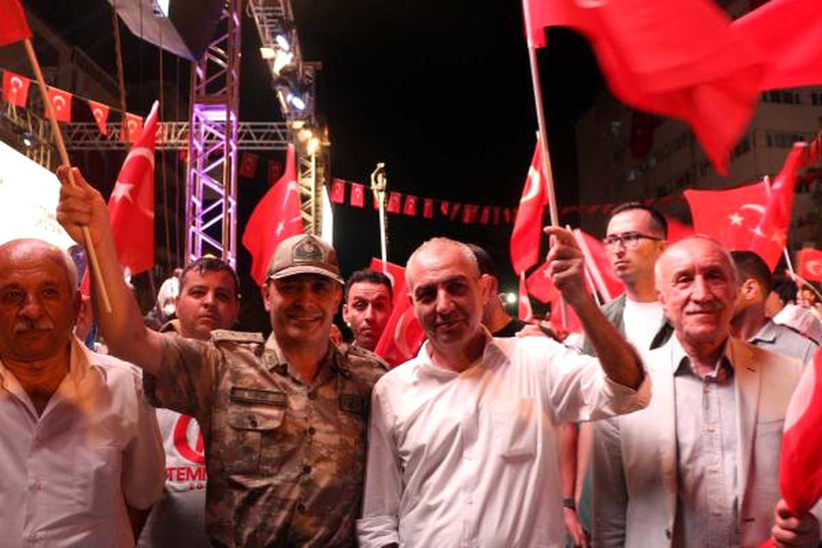Batman\'da Demokrasi Nöbetindekiler \'Ölürüm Türkiyem\' Şarkısı Kürktçe Seslendirdi
