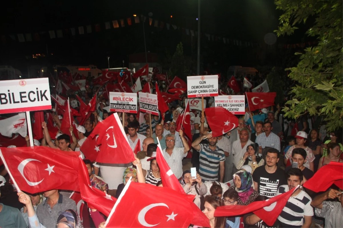 Bilecik\'te Binlerce Kişi Cumhuriyet Meydanına Akın Etti