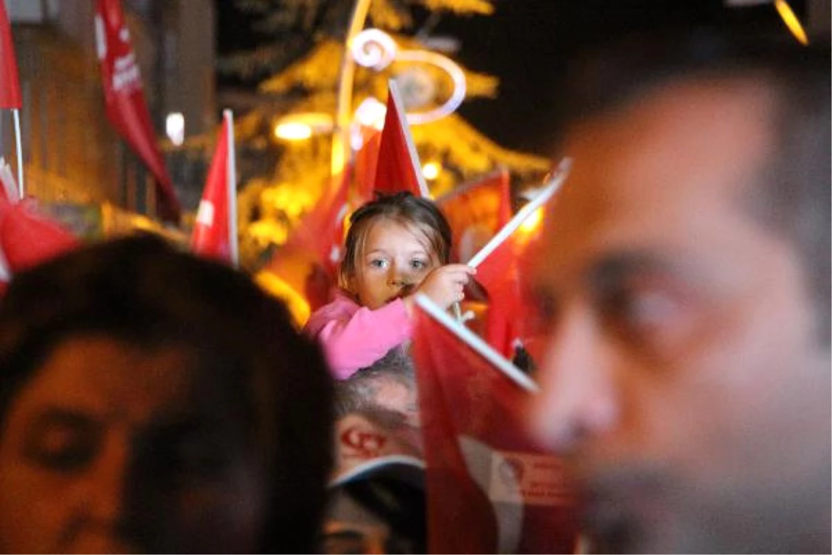 Binlerce İnsan Türk Bayraklarıyla Meydanları Doldurdu