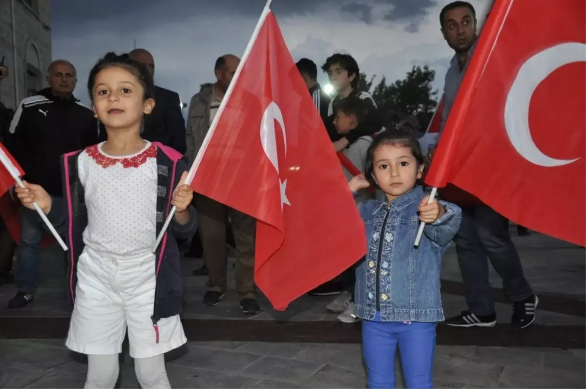 Binlerce Karslı Demokrasi Nöbetinde