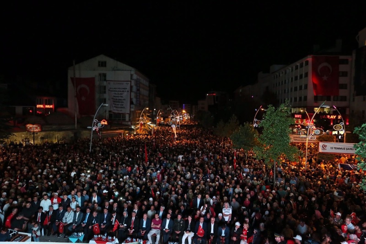 Binlerce Kişi \'Milli Birlik Yürüyüşü\'nde Fetö\'yü Lanetledi