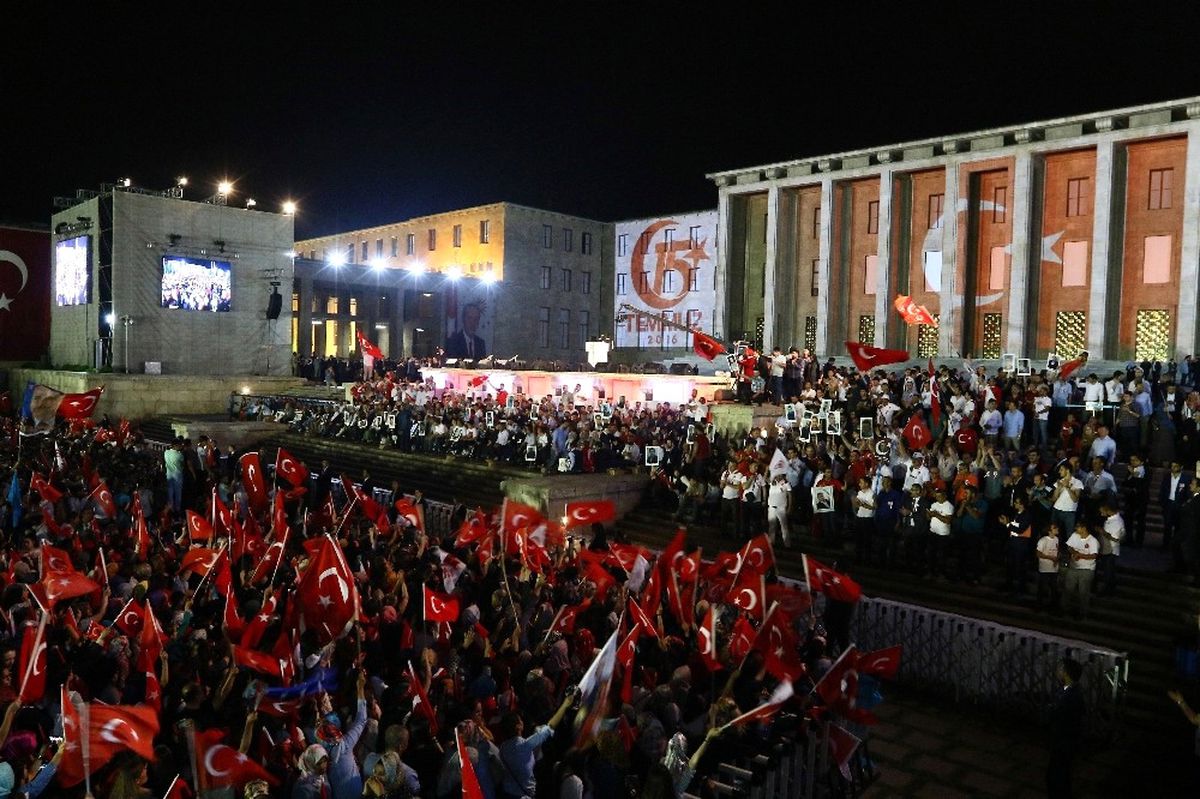 Binlerce Vatandaş Erdoğan\'ın Meclis\'e Gelişini Bekliyor