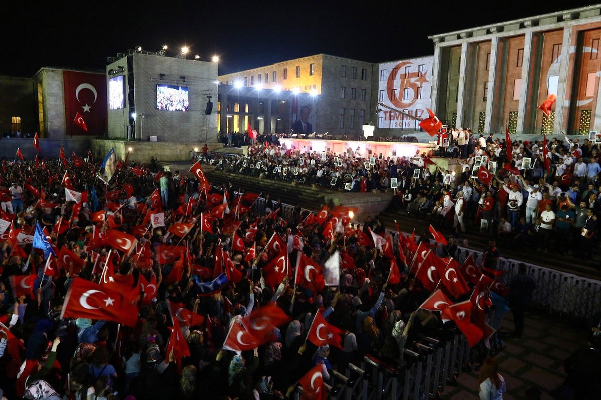 Binlerce Vatandaş Erdoğan\'ın Meclis\'e Gelmesini Bekliyor