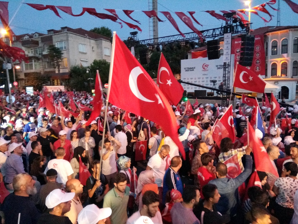 Binlerce Vatandaş Kısıklı\'da Demokrasi Nöbetinde
