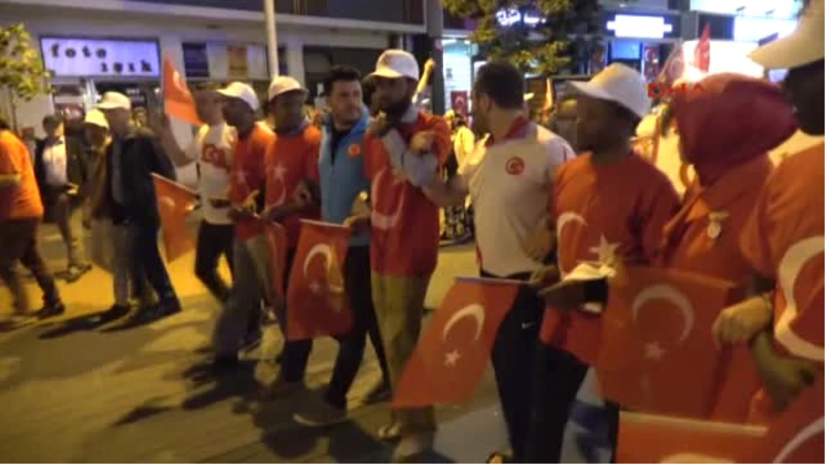 Bolu ve Düzce\'de Meydanlar Türk Bayraklarıyla Doldu