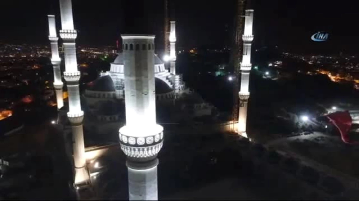 Çamlıca Camii ve Eyüp Sultan Camii\'nde Sela Okunması Havadan Görüntülendi