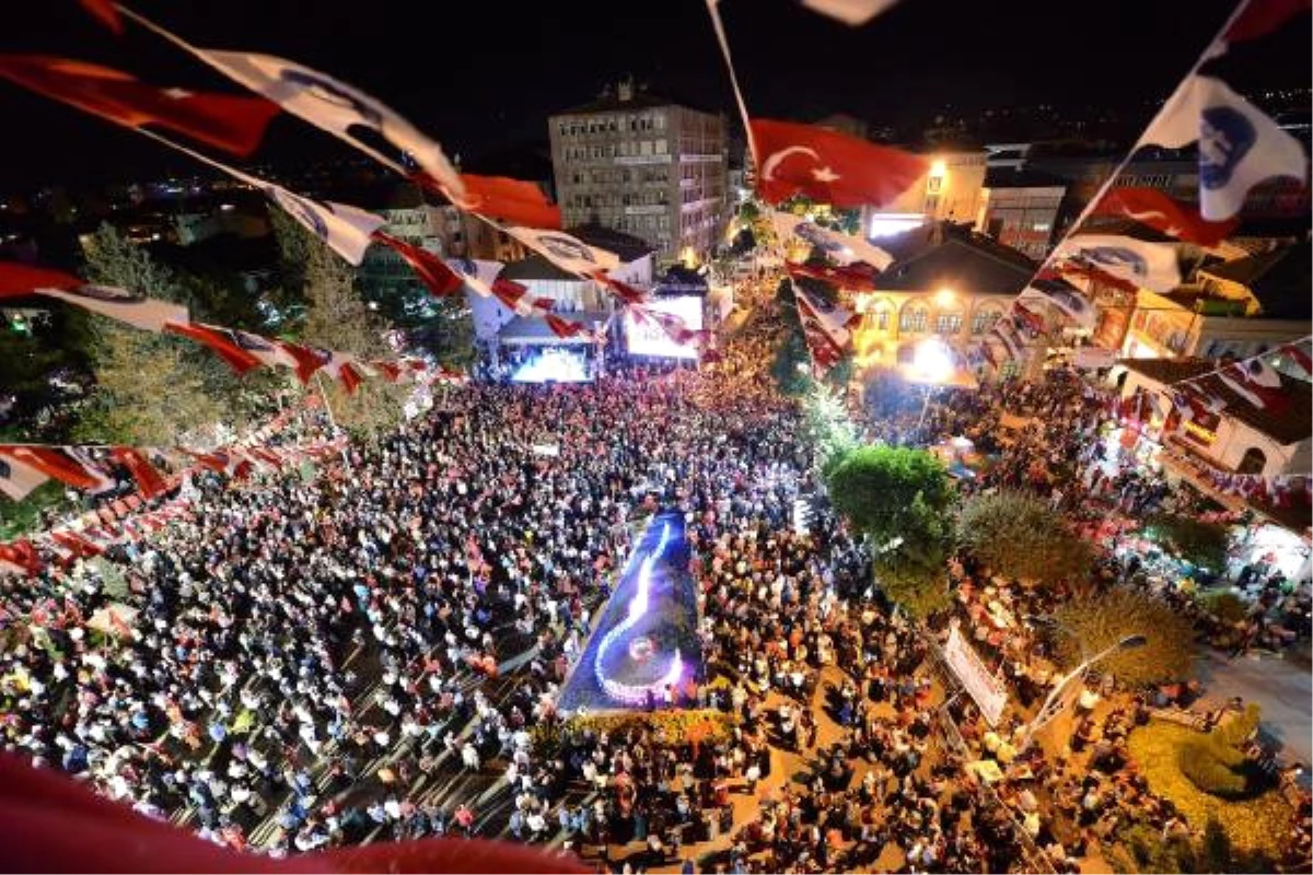 Çorum\'da 20 Bin Kişi Hürriyet Meydanı\'nda Toplandı