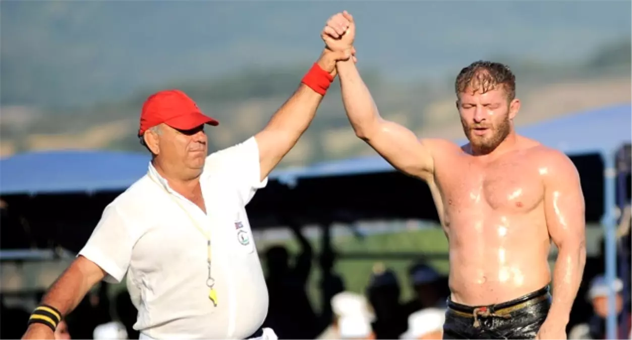 Cumhurbaşkanı Erdoğan, Kırkpınar Başpehlivanı Balaban\'ı Tebrik Etti