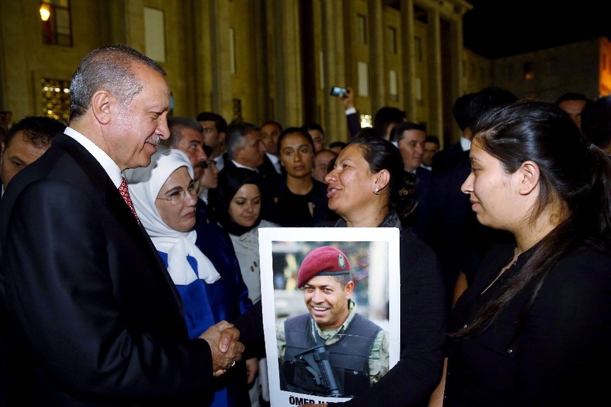 Cumhurbaşkanı Erdoğan, Ömer Halisdemir\'in Eşi ve Kızıyla Buluştu