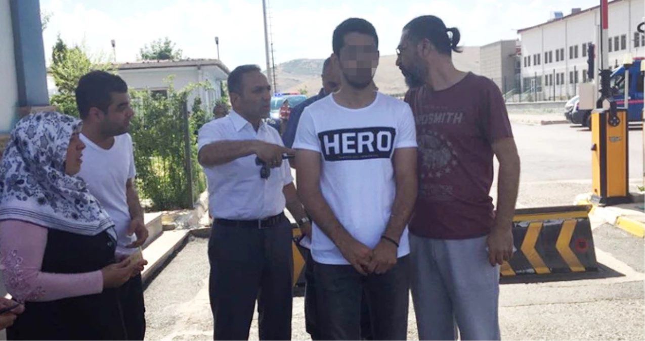 Darbe Sanığının Yakını Duruşmaya "Hero" Yazılı Tişörtle Girmek İsteyince Gözaltına Alındı