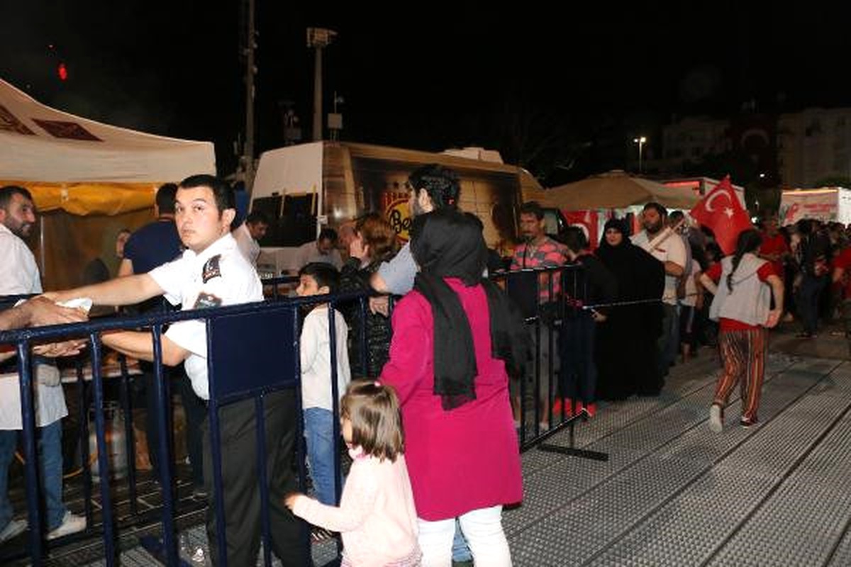 Demokrasi Şöleni İçin Taksim\'e Akın Ettiler