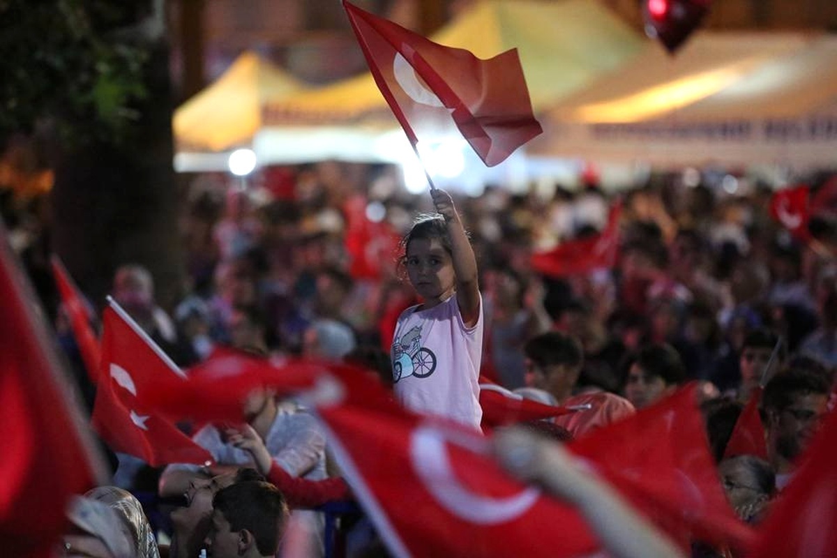 Denizli\'de Vatandaşlar Demokrasi Nöbetinde Buluştu