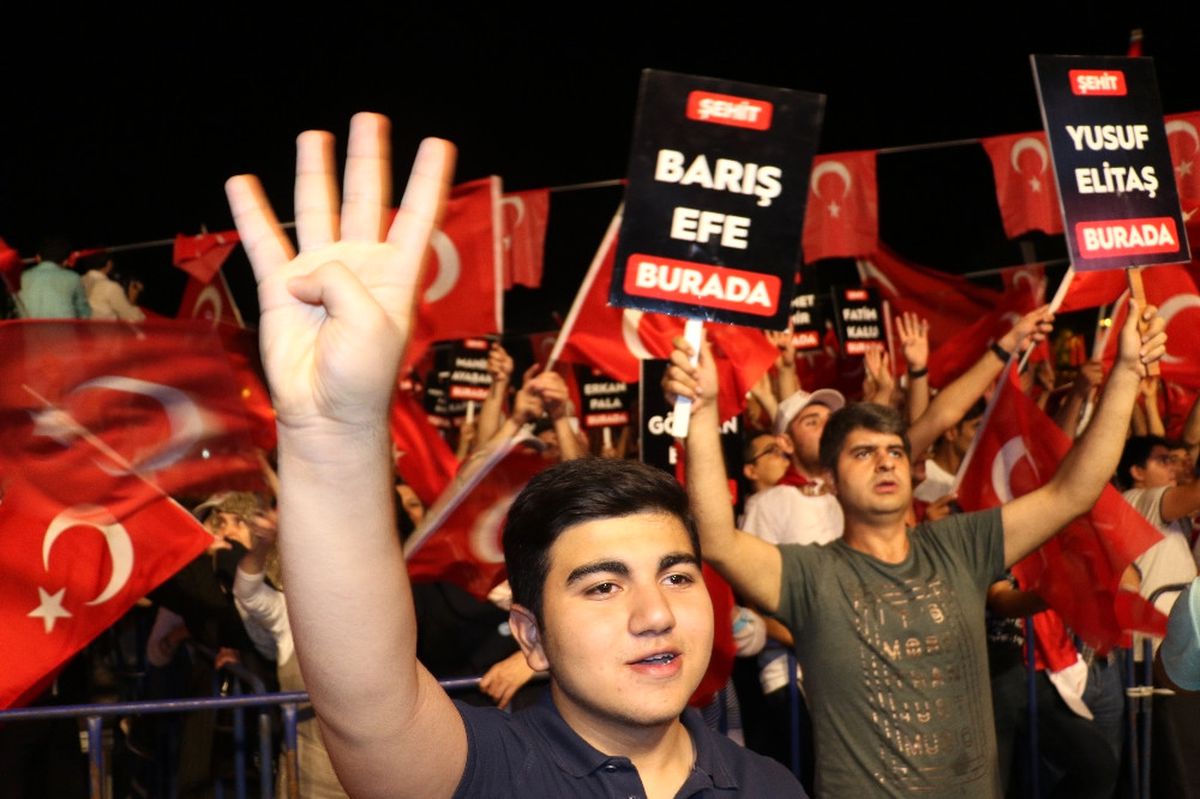 Diyarbakır\'da Binler Demokrasi Nöbetinde