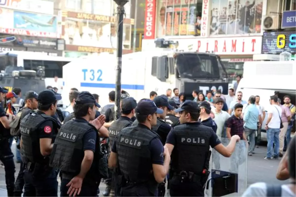 Diyarbakır\'da İzinsiz Protestoya Polis Müdahalesi: 32 Gözaltı