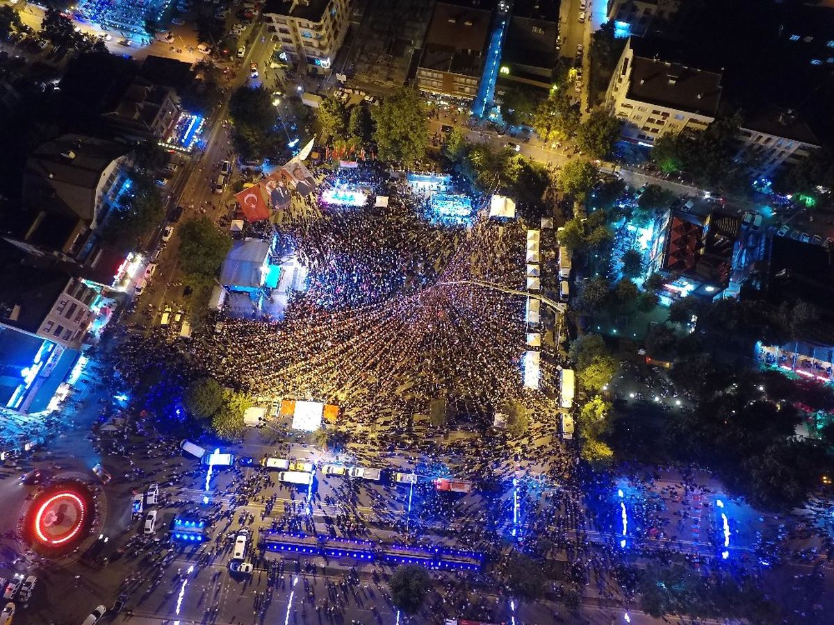 Düzce\'de Binlerce Kişi Alanı Doldurdu