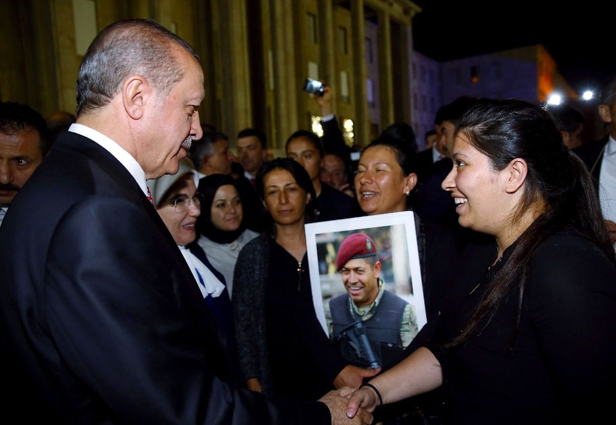 Erdoğan, Ömer Halisdemir\'in Eşi ve Kızıyla Buluştu