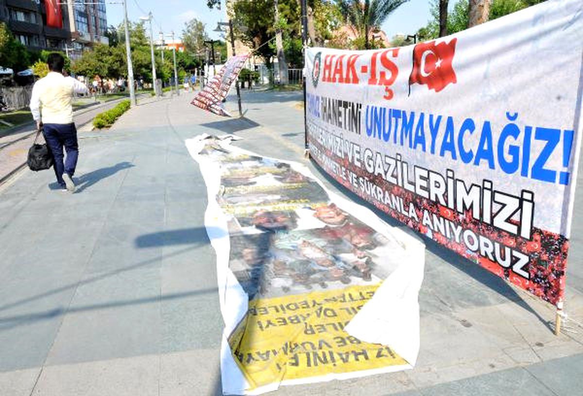 Fetö Elebaşı ve Darbeci Generallerin Afişinin Üzerinden Geçtiler