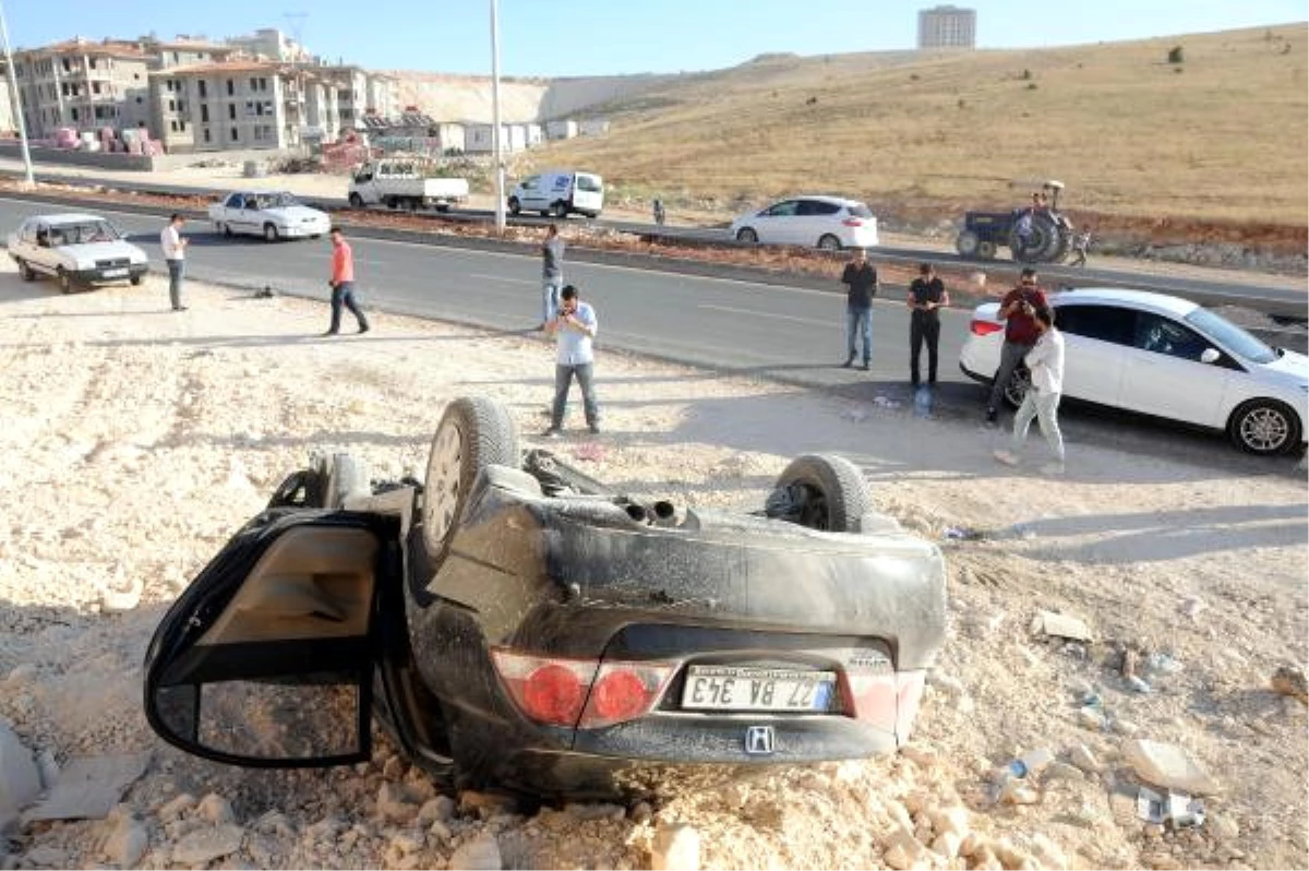 Gaziantep\'te Otomobil Devrildi: 4 Yaralı