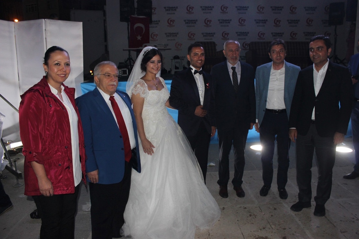 Gelin ve Damat Demokrasi Nöbeti Tuttu