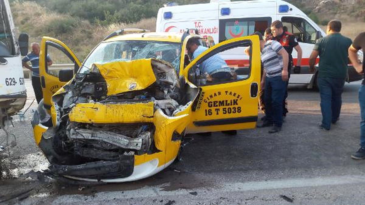 Gemlikte Otobüs ile Taksi Çarpıştı: 6 Yaralı