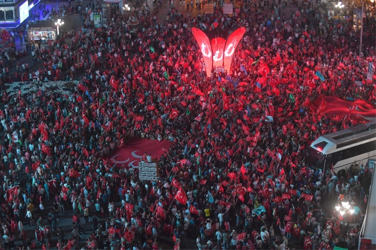 Gökçek, 15 Temmuz Kızılay Milli İrade Meydanı\'ndaki Vatandaşlara Seslendi