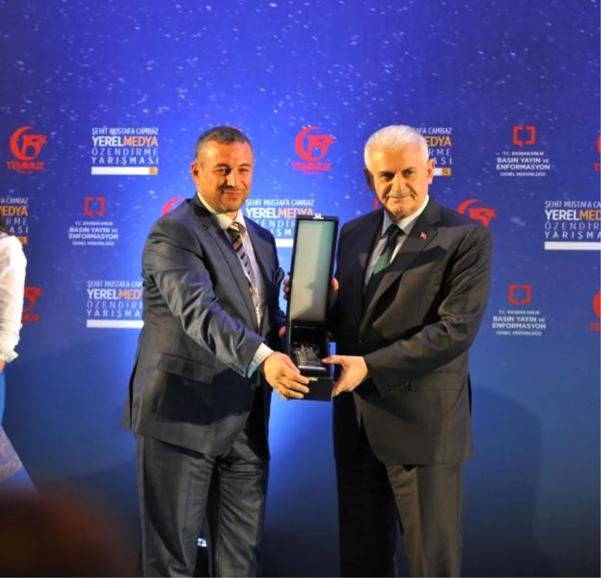 Haber\'de Türkiye Birincisi Olan Mehmet Demir\'in Ödülünü Başbakan Yıldırım Verdi