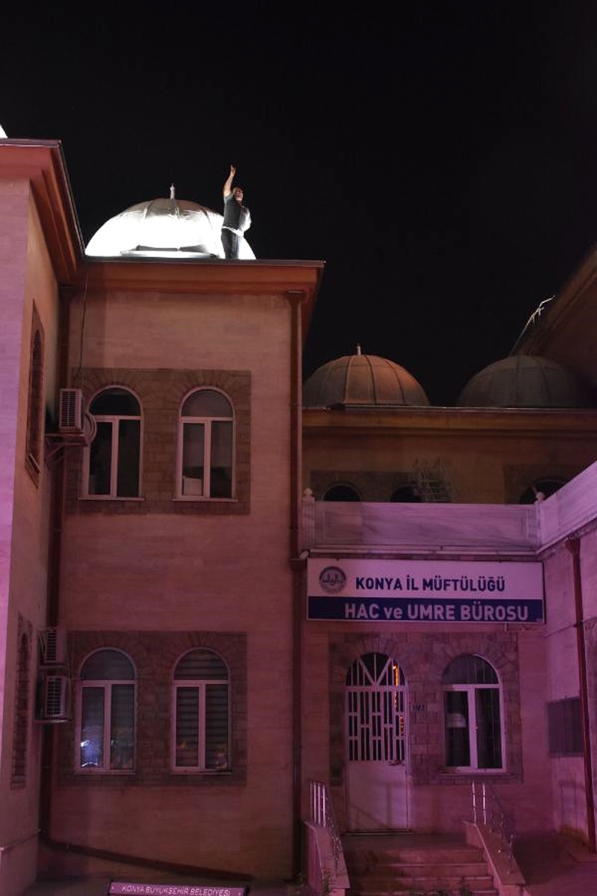 İl Müftülüğü Çatısına Çıkan Kişiyi Polis İkna Etti